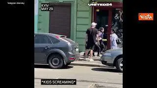 Esplosione a Kiev, scolaresca in fuga. Il video postato da Zelensky