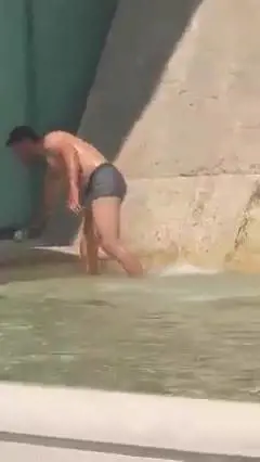 Si fa la doccia alla fontana di Roma Fiumicino
