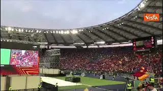 La Roma in finale di Europa League, i cori dei tifosi giallorossi all'Olimpico