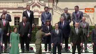 La foto di gruppo con Meloni e gli altri leader al vertice Comunità politica europea in Moldova