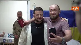 Zelensky tra i militari feriti a Odessa, medaglie e selfie per loro