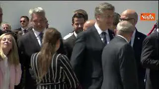 Il caloroso abbraccio del Premier albanese Rama a Meloni in Moldova