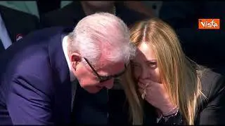 Tailleur scuro doppiopetto e anello con foglie d'oro, il look di Meloni per la parata del 2 Giugno