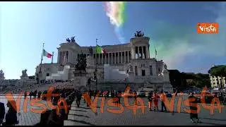 2 Giugno, le Frecce tricolori sorvolano l'Altare della Patria