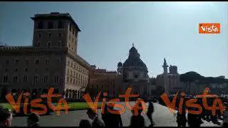 "Brava Presidente", gli applausi per Giorgia Meloni all'Altare della Patria per il 2 Giugno