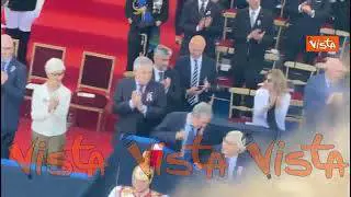 Due giugno, ecco l'atterraggio dei paracadutisti e il dispiegamento della bandiera italiana