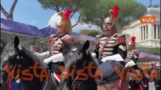 Ecco la mascotte Briciola che sfila con i reparti a cavallo alla Parata del due giugno