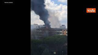 Incendio in un palazzo a Colli Aniene, a Roma. Le immagini