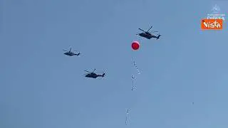 2 Giugno, una formazione di elicotteri dell'Esercito sorvola i Fori Imperiali