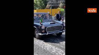 Mattarella passa in rassegna i reparti schierati a bordo della storica lancia Flaminia