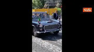 Mattarella passa in rassegna i reparti schierati a bordo della storica lancia Flaminia