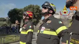 I Vigili del Fuoco "avvolgono" il Colosseo con il tricolore