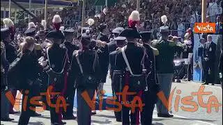 Pichetto, Nordio e Fitto con la mano sul cuore durante l'esecuzione dell'Inno di Mameli alla parata