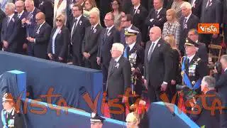 Mattarella lascia i Fori Imperiali a bordo della Lancia Flaminia accompagnato dai Corazzieri