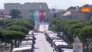 Festa della Repubblica, il Tricolore gigante sul Colosseo