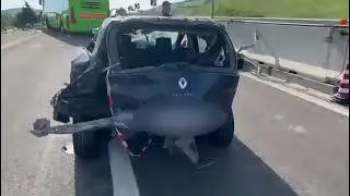 Incidente sulla A16, le immagini del pullman e delle auto coinvolte. Polizia sul posto