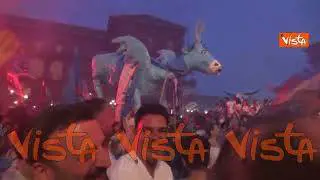 Scudetto Napoli, fumogeni e fuochi d'artificio in piazza Plebiscito