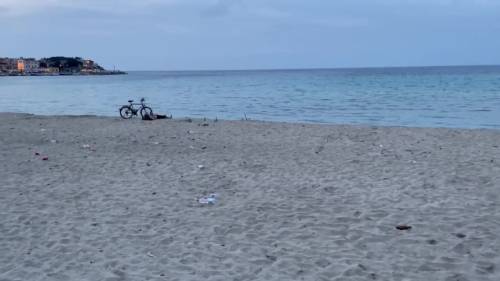 Mondello, la spiaggia diventata discarica a cielo aperto