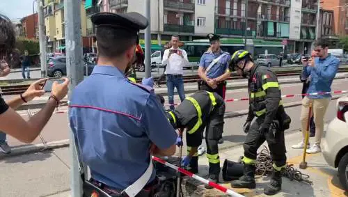In un tombino la patente di Giulia Tramontano: il video del recupero a Comasina