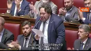 L'ironia di Carotenuto in Aula "Meloni e il nemico immaginario", come una serie tv con Pino Insegno