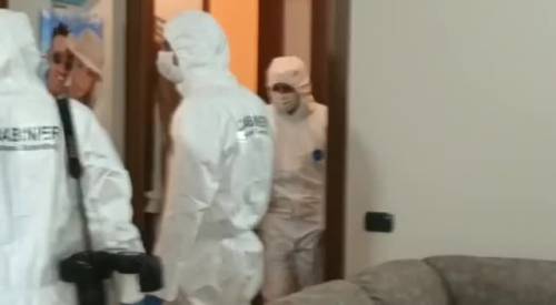 Delitto Giulia Tramontano, i carabinieri entrano nell'appartamento di Impagnatiello per il sopralluogo 