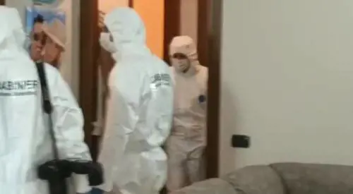 Delitto Giulia Tramontano, i carabinieri entrano nell'appartamento di Impagnatiello per il sopralluogo 