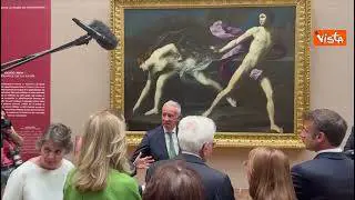Mattarella e Macron al Louvre osservano l'opera "Atalanta e Ippomene" di Guido Reni