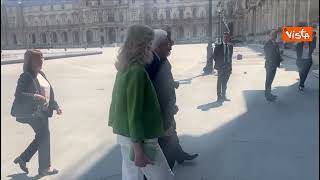 Mattarella e la figlia Laura in posa con Emmanuel e Brigitte Macron davanti al Louvre