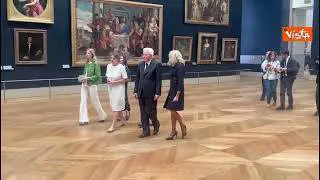 Mattarella e Macron posano per una foto davanti alla Gioconda al Louvre