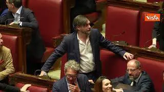 Sportiello (M5s) prima mamma deputata a portare figlio in Aula, applausi dai colleghi