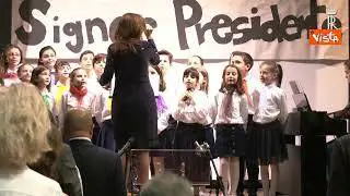 Mattarella incontra gli studenti di una scuola italiana a Parigi