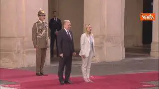 Il Presidente dell’Uzbekistan dona a Giorgia Meloni un mazzo di fiori rosa e lilla