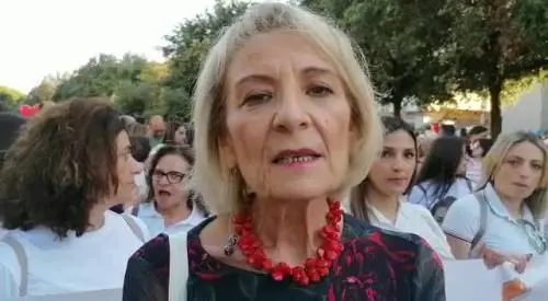 La fiaccolata in onore di Giulia Tramontano, uccisa dal compagno Alessandro Impagnatiello