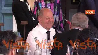 Un caffè e qualche risata al centro di Roma per Olaf Scholz dopo l'incontro con Giorgia Meloni