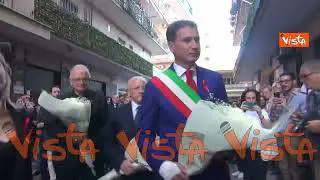 De Luca depone un mazzo di rose bianche davanti alla casa di Giulia Tramontano durante la fiaccolata