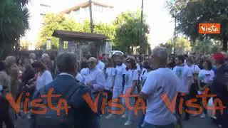 Il silenzio durante la fiaccolata per Giulia Tramontano a Sant'Antimo (Na)