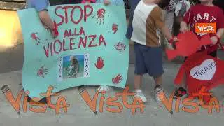 Cartelli, rose bianche e striscioni. Sant'Antimo ricorda Giulia Tramontano