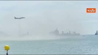 Un F-35 rende onore alla Nave Vulcano della Marina Militare a La Spezia