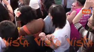 Elly Schlein balla all'arrivo della parata del Roma Pride