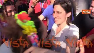 Gli abbracci di Elly Schlein all'arrivo al Pride, tra i sostenitori anche Vendola e Zan