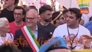 Il Sindaco Gualtieri alla testa della parata del Roma Pride, tra i cori: "Resistenza!"