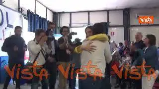 L'abbraccio tra Elly Schlein e Roberto Speranza