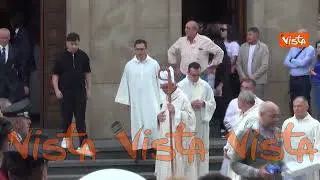 Funerali Giulia Tramontano, l'uscita del feretro dopo i funerali a Sant'Antimo