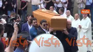 Volo di palloncini al termine del funerale di Giulia Tramontano, le immagini