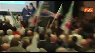 E' morto Silvio Berlusconi, la caduta sul palco di Genova del 2015