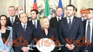 Berlusconi annuisce durante le dichiarazioni di Meloni alla stampa al Quirinale