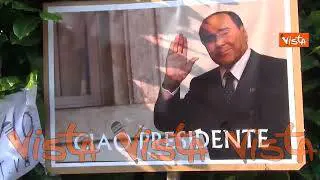 E' morto Silvio Berlusconi, fiori e foto davanti alla residenza di Arcore