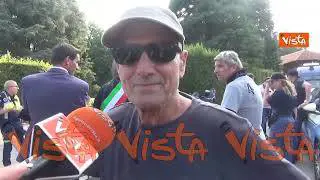 Morte Berlusconi, le voci davanti alla villa di Arcore: Perdiamo un grande uomo