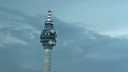 "Ciao papà". Sulla torre di Mediaset il commovente saluto a Silvio Berlusconi