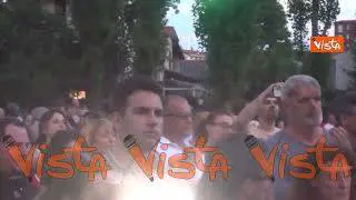 L'applauso davanti a Villa San Martino per Silvio Berlusconi